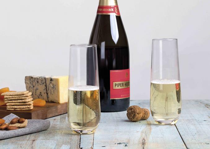 POSCF_STEMLESS_CHAMPAGNE_FLUTES_LIFESTYLE_moastal__1629256959_94